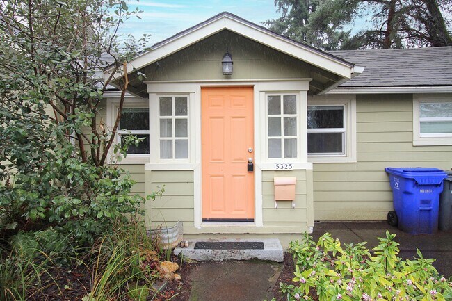 Foto del edificio - Adorable Portsmouth 3 Bed Cottage with Lush Certified Nature Backyard with Rain Gardens