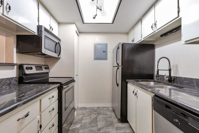 Foto del edificio - 1BR Condo • Fireplace • Balcony in Aurora