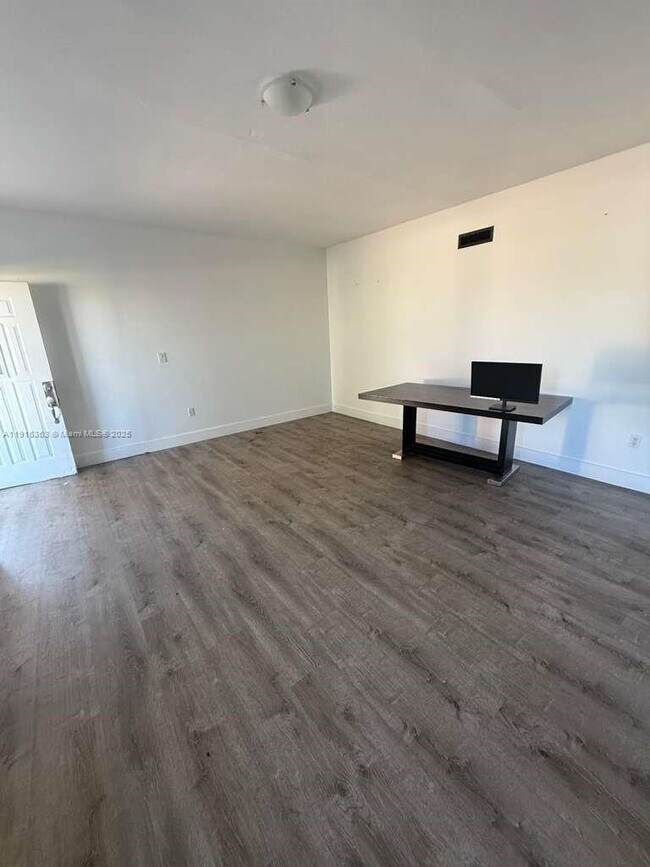 Foto del edificio - 7450 NW 145th St