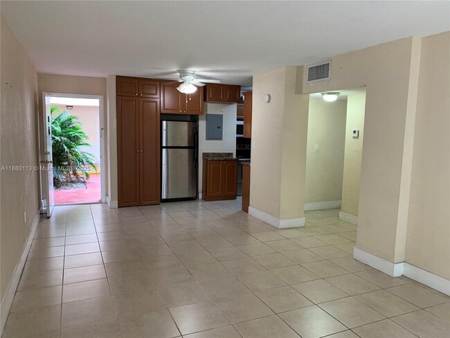 Building Photo - 8820 Fontainebleau Blvd