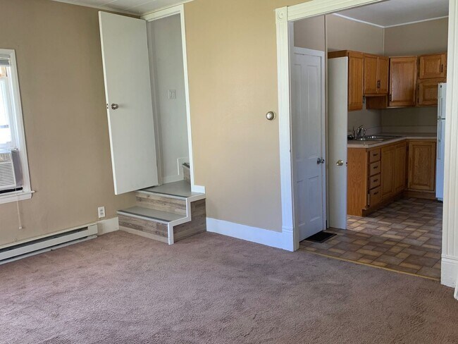 Building Photo - 2 Bedroom 1 Bath House!