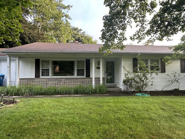 Building Photo - Large, ranch home for rent! 3BR / 1.5 Ba! ...