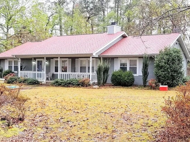 Building Photo - Charming ranch-style home with pool access!