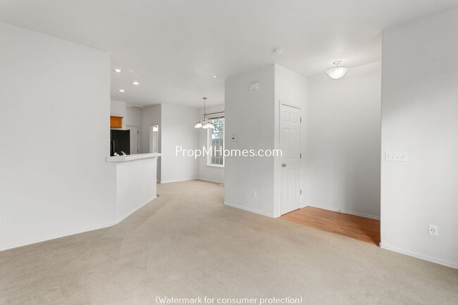 Foto del edificio - Spacious Two Bedroom End Unit Townhouse In...
