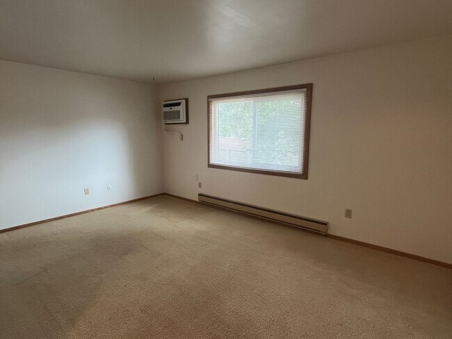 Foto del edificio - 1 Bed 1 Bath Heat and Water Included!
