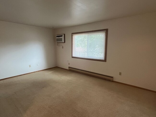 Building Photo - 1 Bed 1 Bath Heat and Water Included!