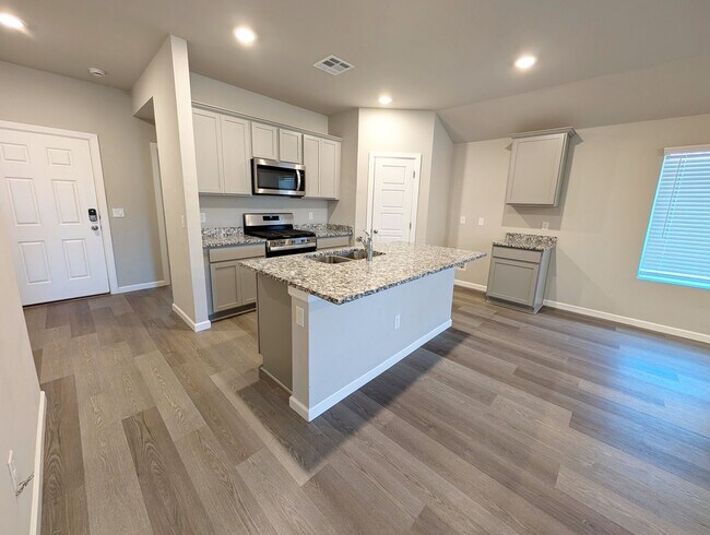 Foto del edificio - Newer 4 Bed/2 Full Bath in Mustang