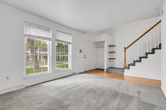 Building Photo - $1,995.00, 3 bed, 1.5 bath, located in Aur...