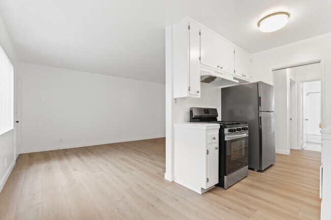 Foto del edificio - 1437 Brockton Ave, Prime West LA, north of...