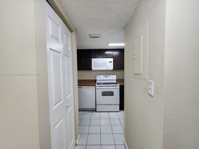Foto del edificio - 9915 W Okeechobee Rd