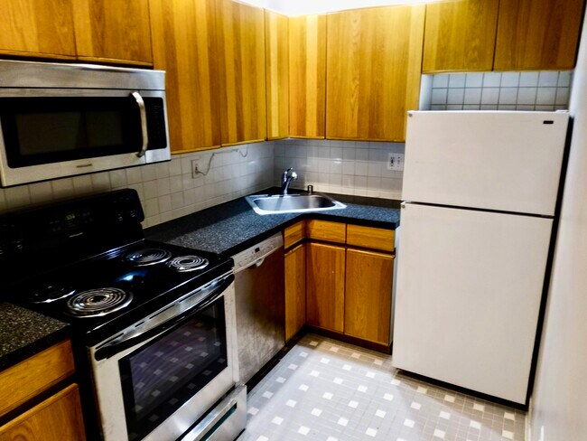 Kitchen - 520 St Paul St