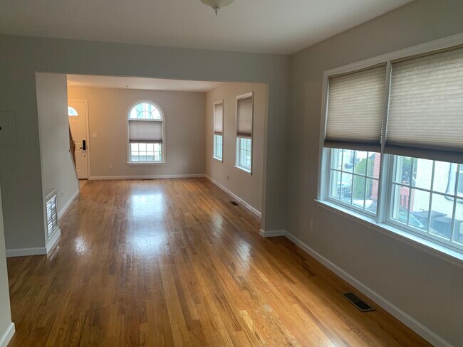 Completely renovated three bedroom 1 1/2 bath townhouse - 40 Park Ave