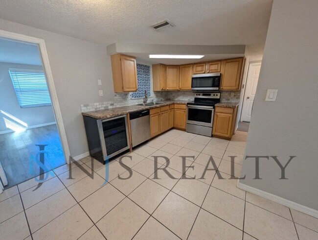 Building Photo - 3/1/1, 1136 Sq. Ft., updated kitchen & bath, fenced in yard, WINE fridge!!