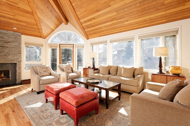 Building Photo - 1006 E Hyman Ave