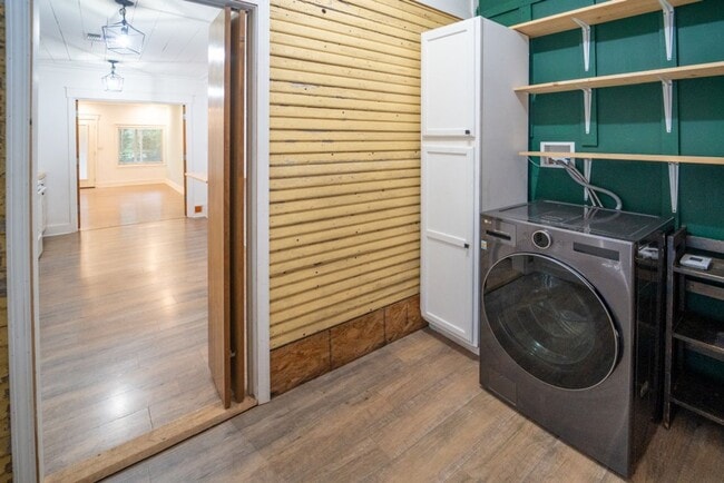 Foto del edificio - Available Now Near Downtown!