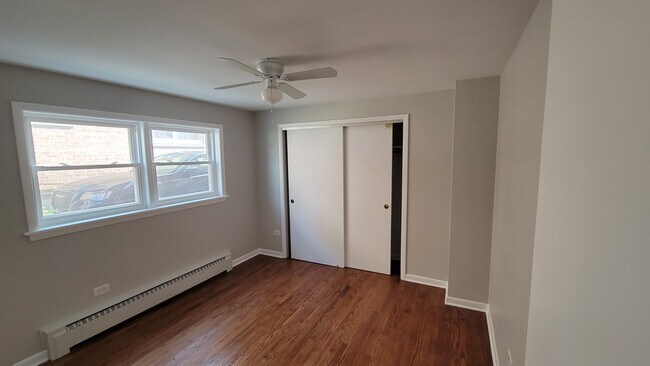 Dormitorio 1 - 4644 N Sayre Ave