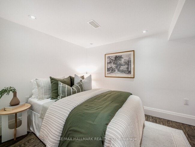 Building Photo - Fully Renovated One Bedroom Lower Level Suite in the Danforth!