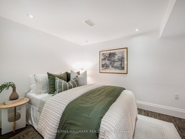 Photo du bâtiment - Fully Renovated One Bedroom Lower Level Suite in the Danforth!