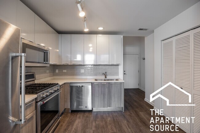 Building Photo - 930 W Dakin St