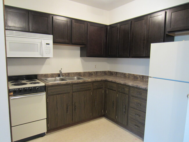 Kitchen - Colonial Square Apartments