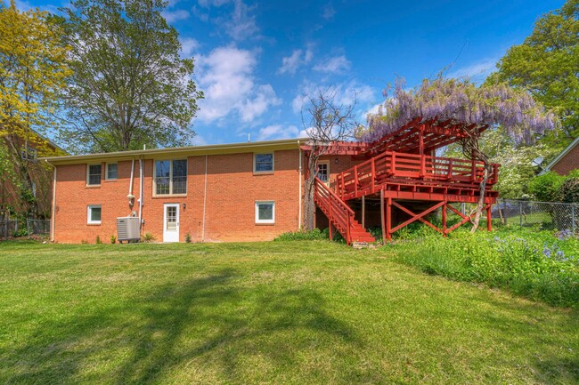 Building Photo - 507 Stonegate | 6 Bed 3 Bath Newly Remodel...