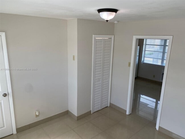 Building Photo - 724 NE 6th St