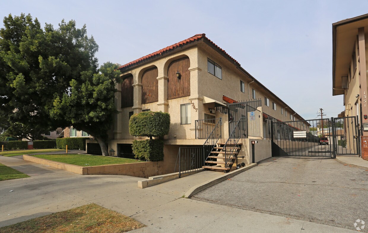 Primary Photo - 1347 E Harvard St