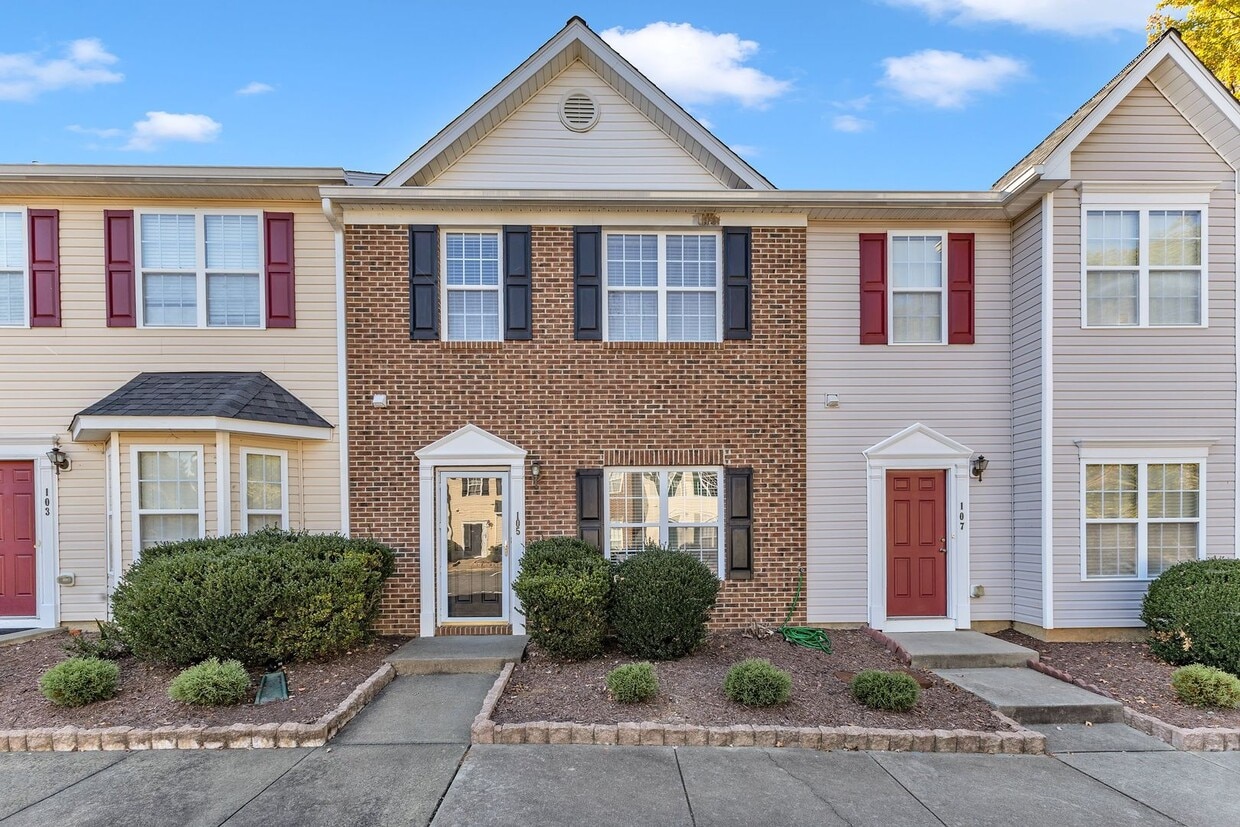 3 Bedroom Brick Front Carraige Downs Townhome In Desirable Apex - 3 Bedroom Brick Front Carraige Downs Townh...