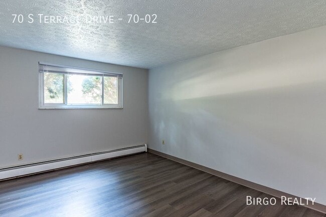 Building Photo - Charming 2 Bed / 1 Bath APARTMENT in READING!