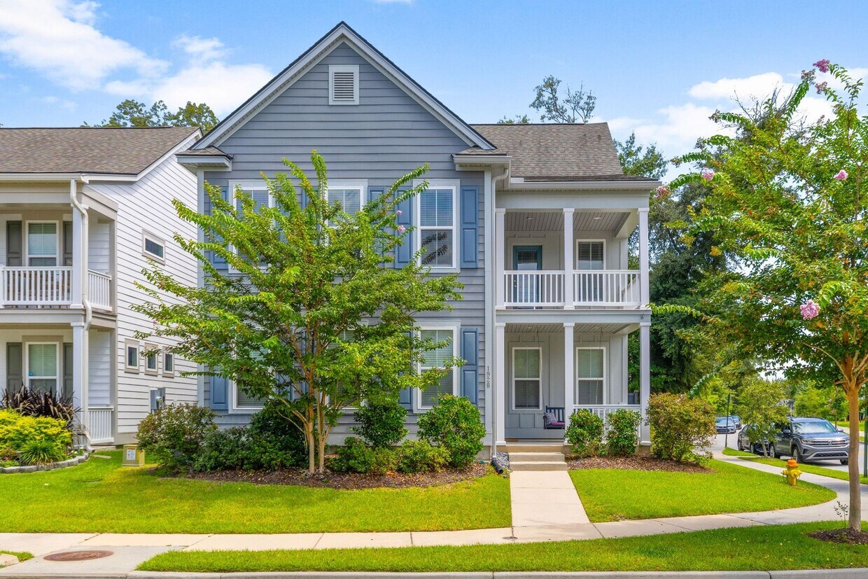 Foto principal - Impressive home in Oakfield loaded with up...