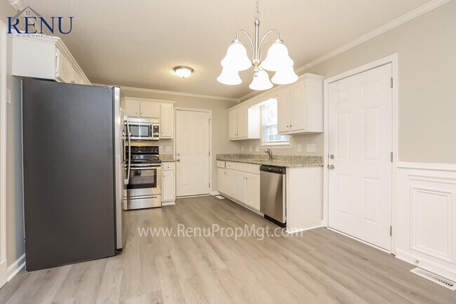 Building Photo - 3BR/2.5BA w/ primary bedroom downstairs & ...