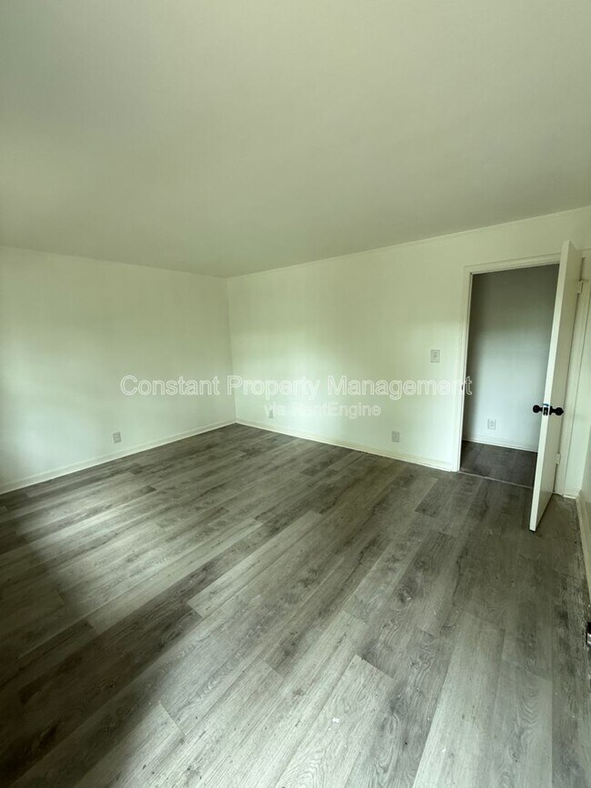 Foto del edificio - 4158 Log Cabin Dr