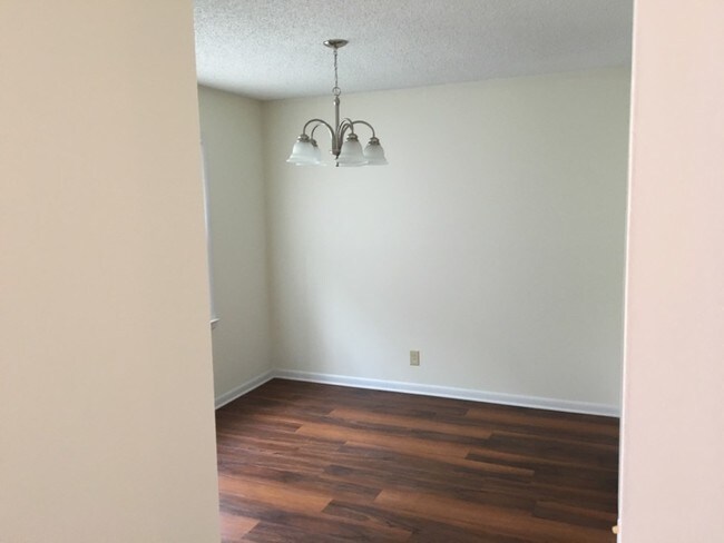 Foto del edificio - 573 Winding Creek Rd