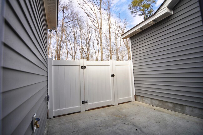 Building Photo - 1823 Fox Den Way