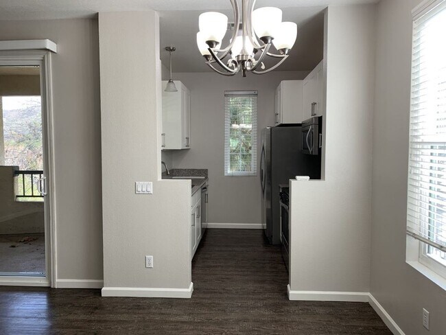 Foto del edificio - Sabre Springs Top Floor Condo with Carport