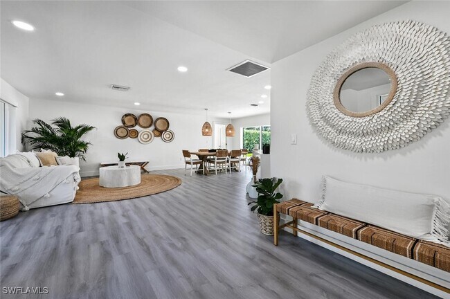 Building Photo - 646 Park Shore Dr