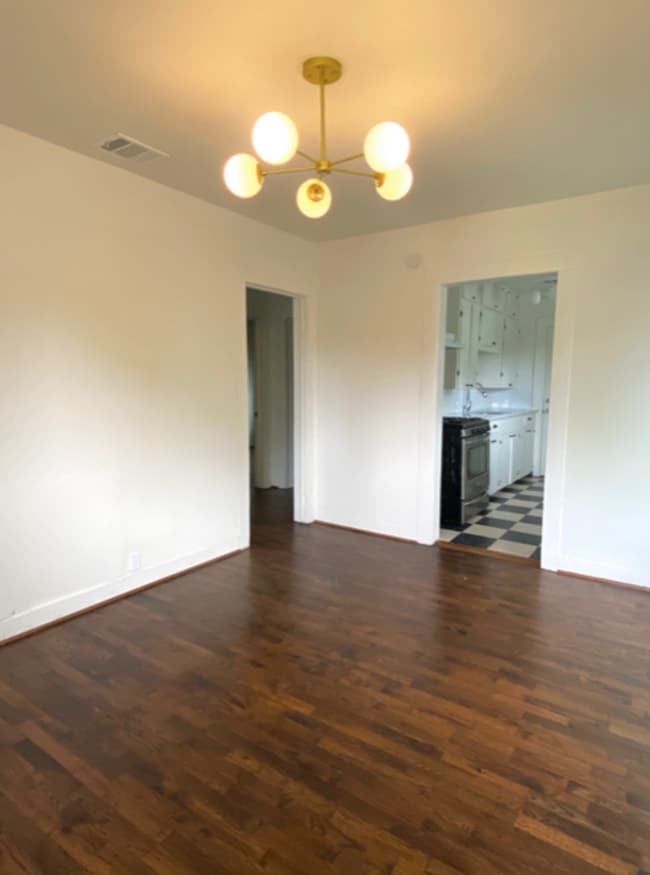 Building Photo - Cute 2 bed/1 bath House Steps Away from Park
