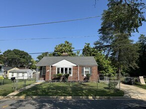 Building Photo - 5716 Davey St