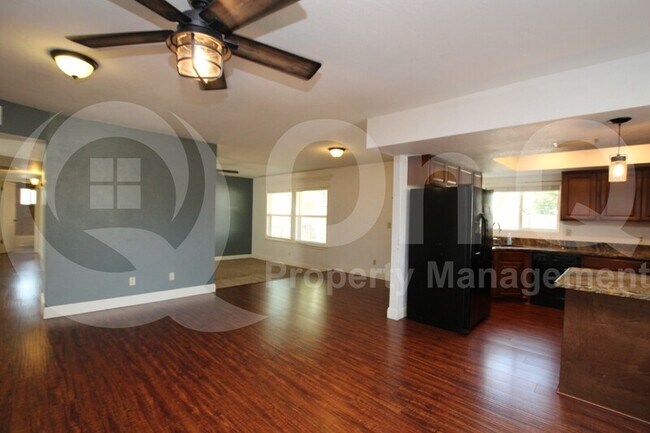 Foto del edificio - 2524 E Hampton Ave