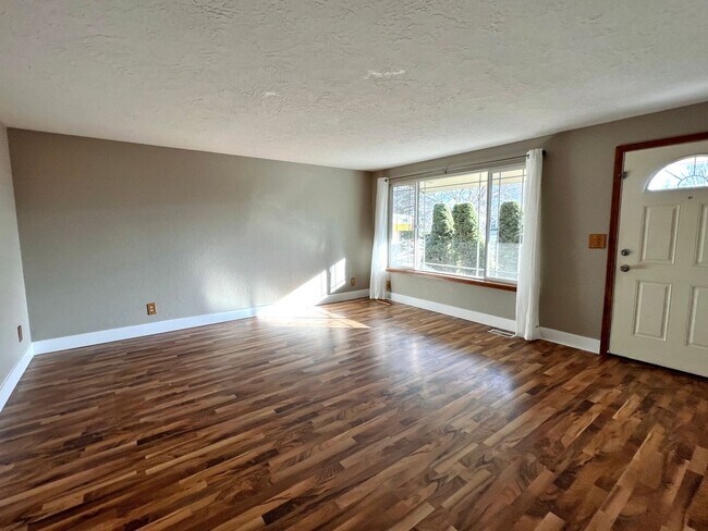 Building Photo - 4 Bed/3 Bath, Quiet Cul-de-Sac, Lots of Ex...
