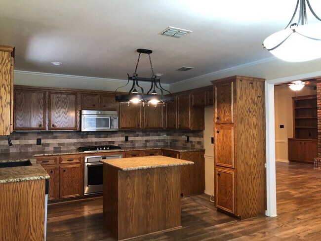 Foto del edificio - Corner Lot close to Barksdale Airforce Base with Bonus Room in back yard..