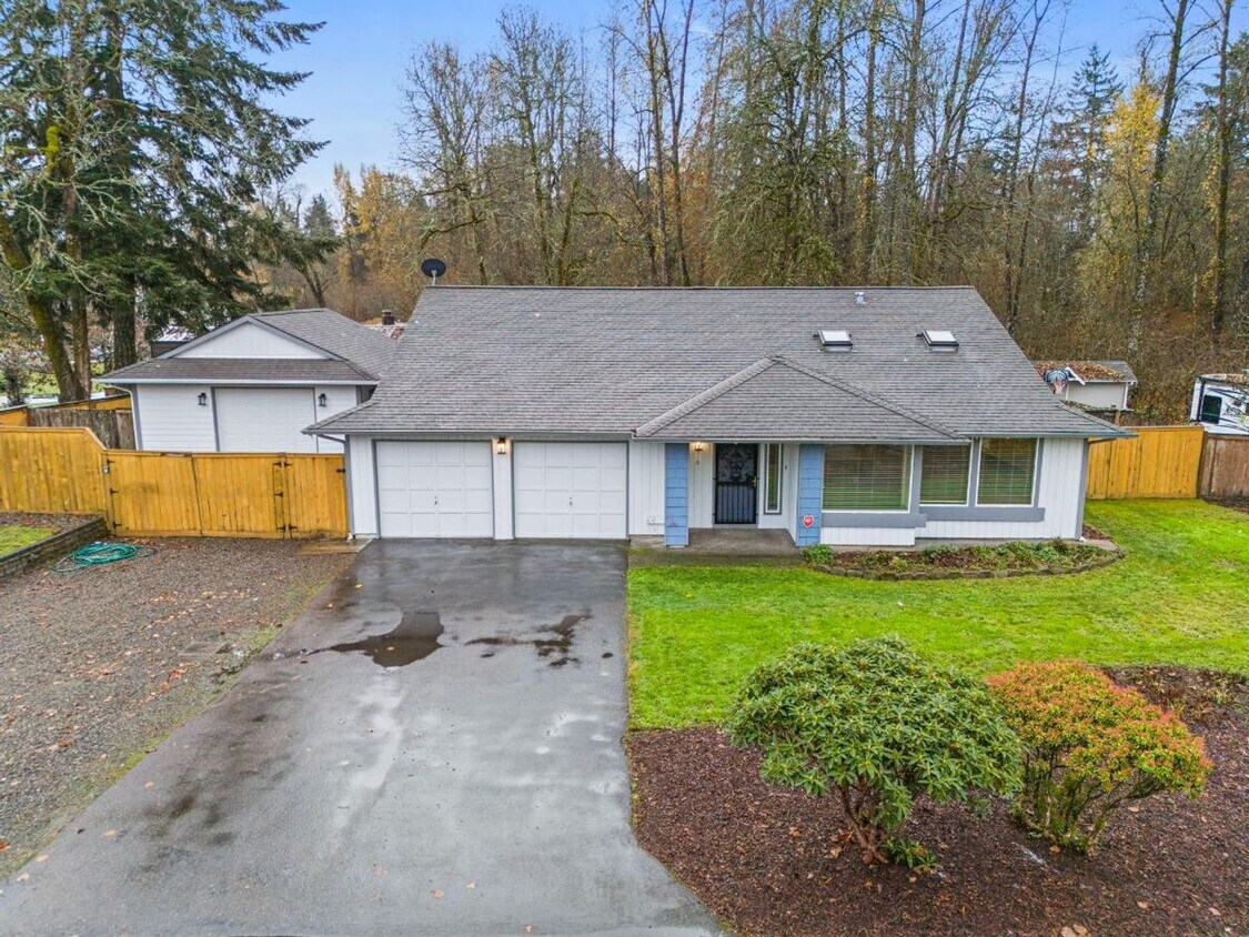Foto principal - Charming Tacoma Home with A/C, RV Parking, Workshop & Skylit Living Room