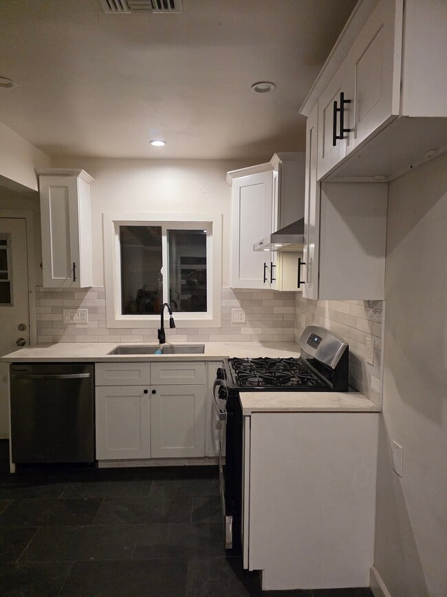 Building Photo - 746 N Virginia Ct