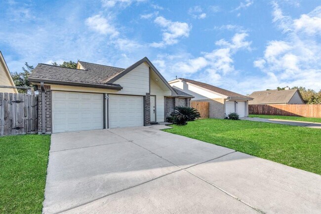 Building Photo - 2230 Highland Hills Dr