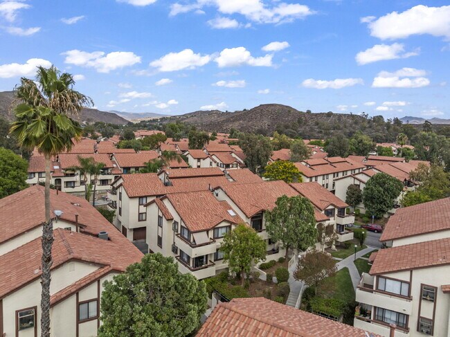 Building Photo - "Charming 2-Bed, 2-Bath Condo Retreat in S...