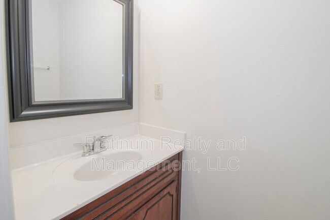 Building Photo - 2000 Tynewood Dr
