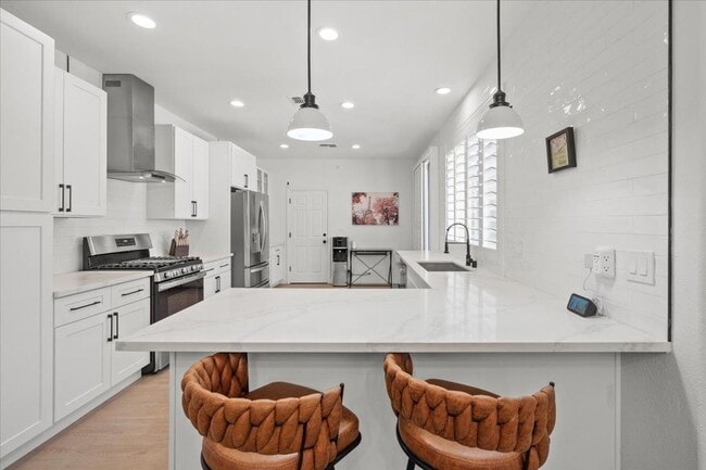 Foto del edificio - Modern, Elegant Fully Furnished 3 Bedroom ...