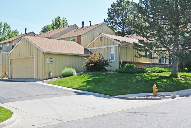 Building Photo - Town Home