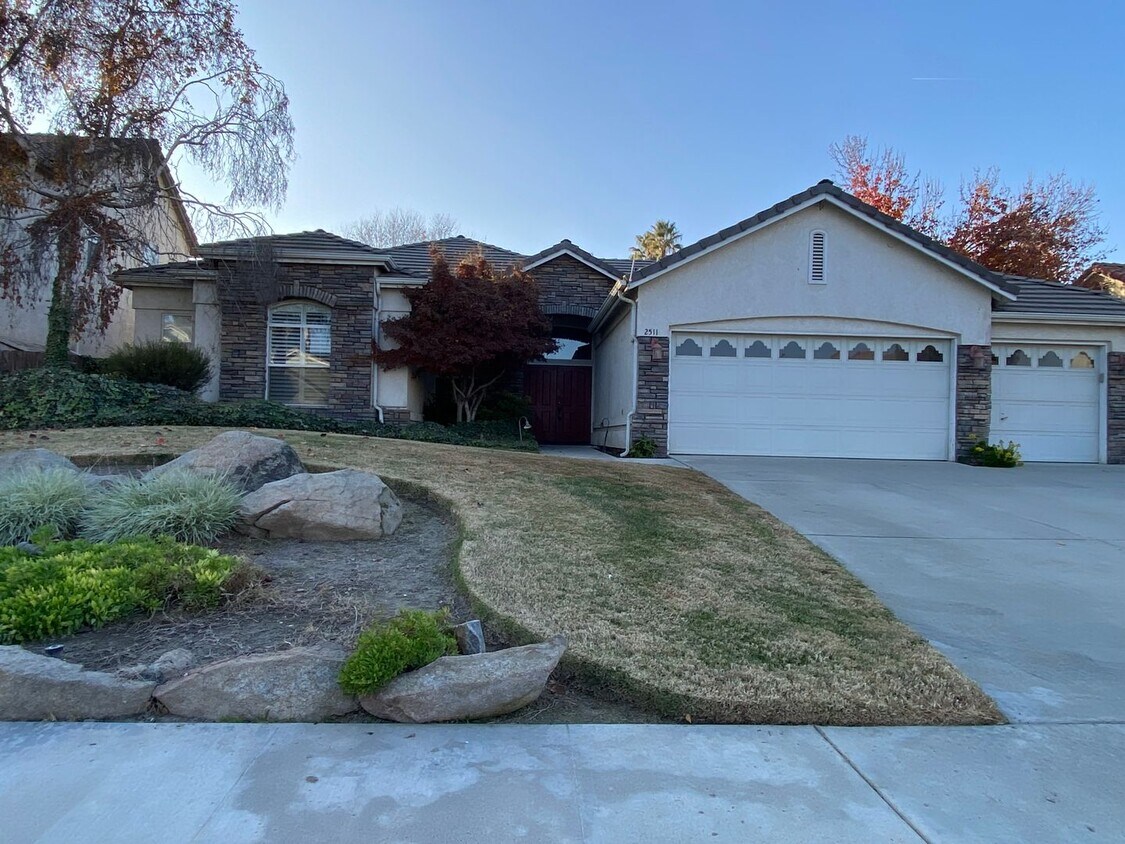 2511 S Peppertree St, Visalia, CA 93277 House Rental in Visalia, CA