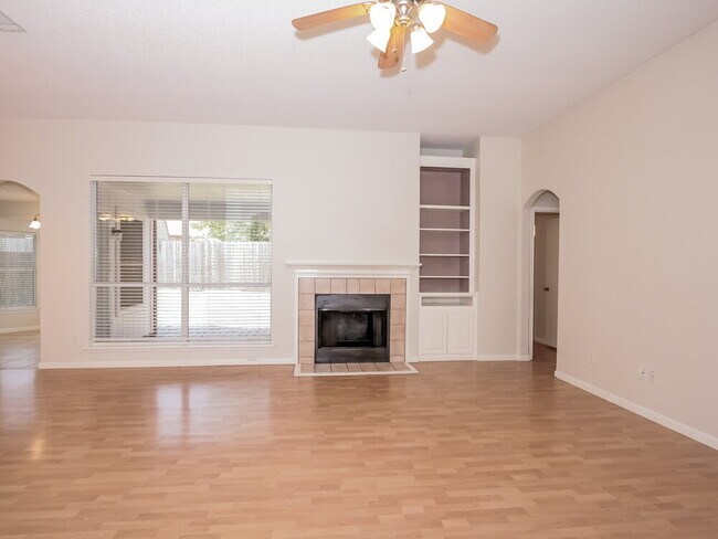 Building Photo - 925 Comiskey Ct